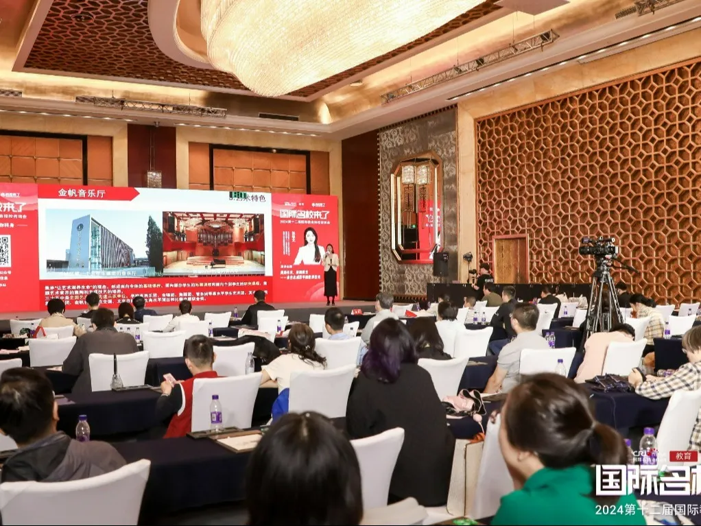 另外，学校还会定期组织扶贫活动，以此让学生触动到自己内心深处最柔