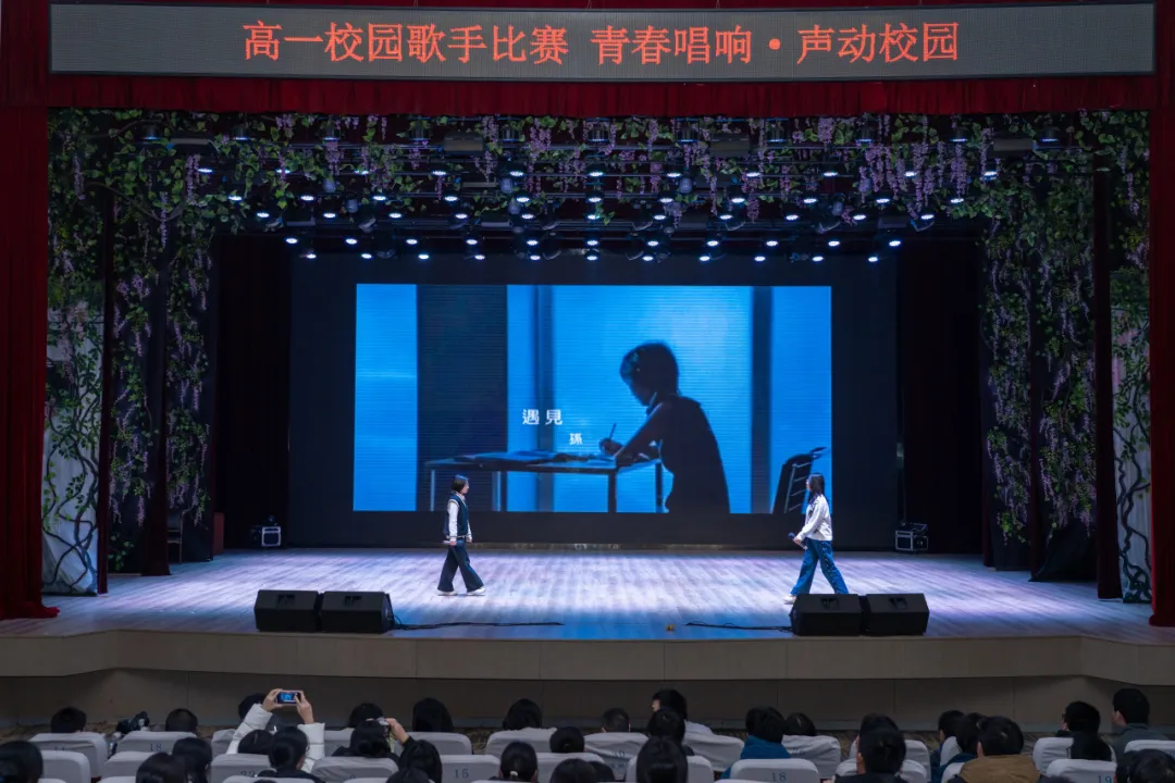台下，同学们尽情投入这场音乐的盛宴。