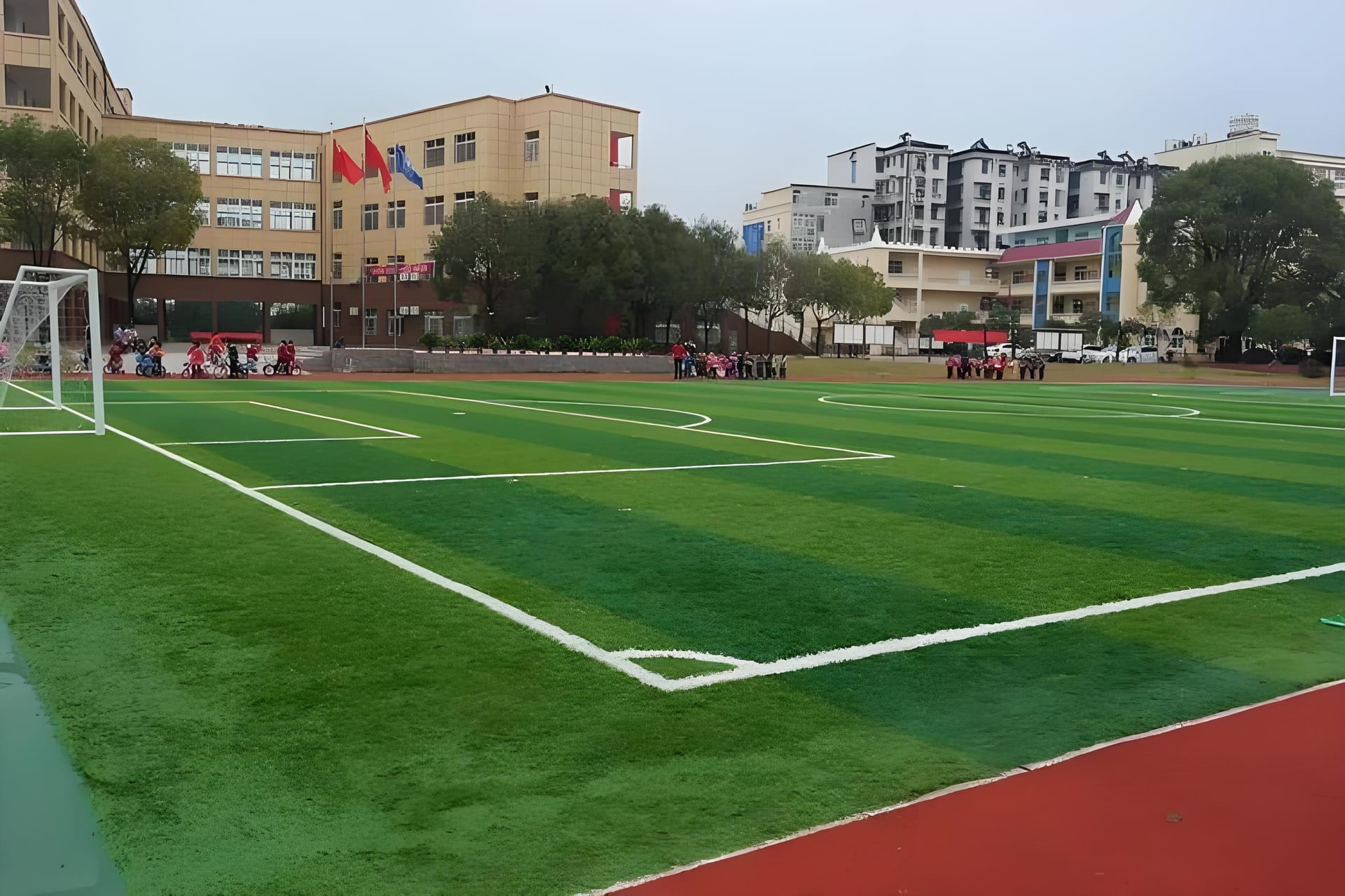 学校的环境也十分宜人哦。它位于赣县城区,紧邻赣州市中心城区