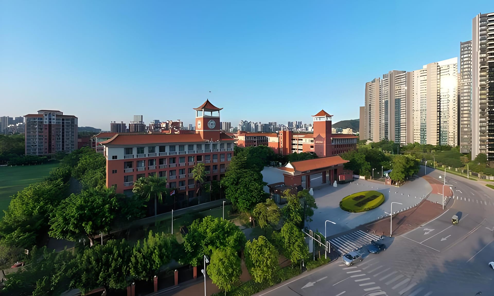 学校的教学设施也是杠杠的!走进校园,你会看到宽敞明亮的教室