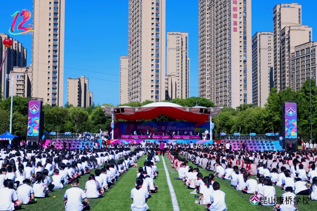 恰逢母亲节来临之际，两学部乐团特意倾情演奏《母亲您真伟大》