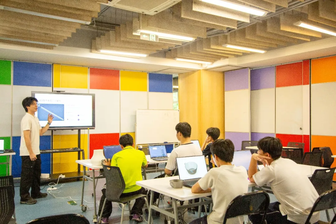 作为队伍副操作手与搭建手,他善于观察全球各支强队的设计优势