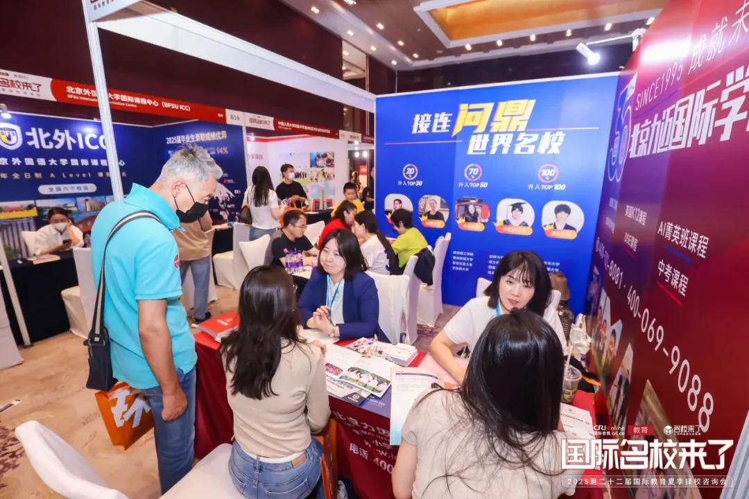 面对心仪院校的招生团队,家长们主动上前,开启深入交流。