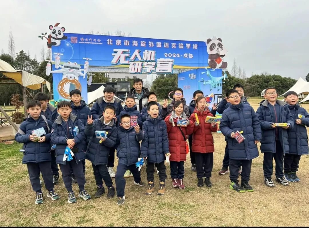 进入社团后，戴新航接触到许多专业知识。（图 5）