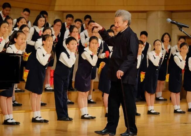 「大概在小学二年级的时候,我参加了一场童声独唱比赛