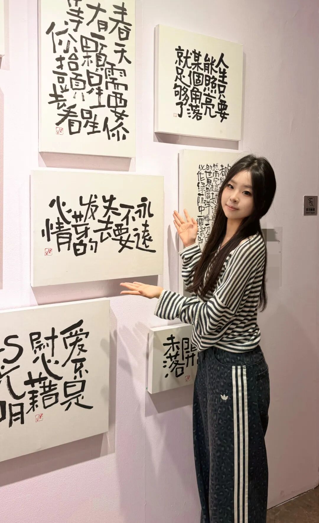 三年前,她从公立学校踏入新府学的校园,一度忐忑不安 。
