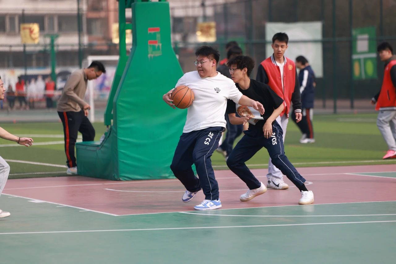 他们三五成群,奔跑在篮球架下,在你争我抢中释放多巴胺;