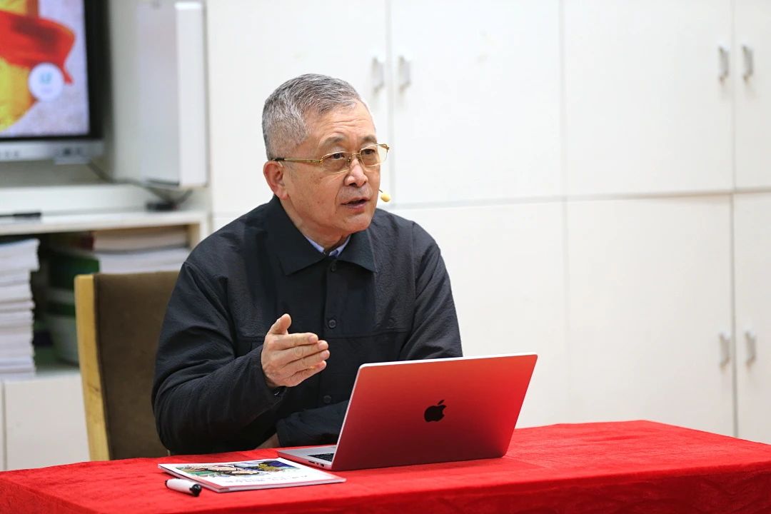 掌声过后,于海老师作为今天的主讲人正式出场。