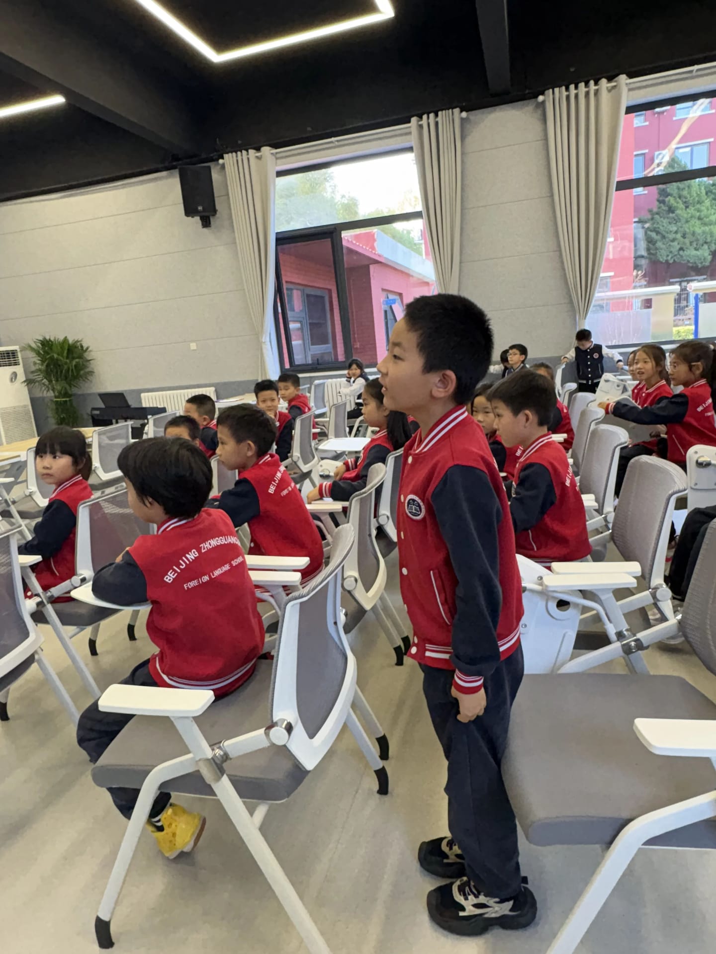 分享会上,邸叔叔通过生动的讲述、精美的图片展示(图 2)