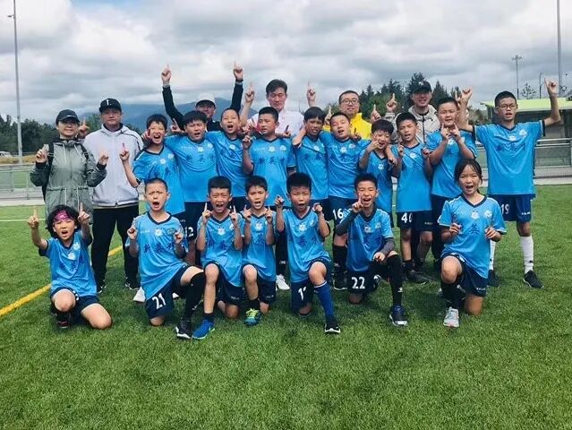 从小学起，他便加入了学校的 零号足球队 