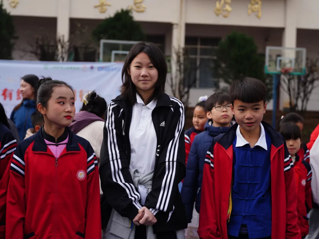 少年们走向 高黎贡山。在原始森林的怀抱中徒步