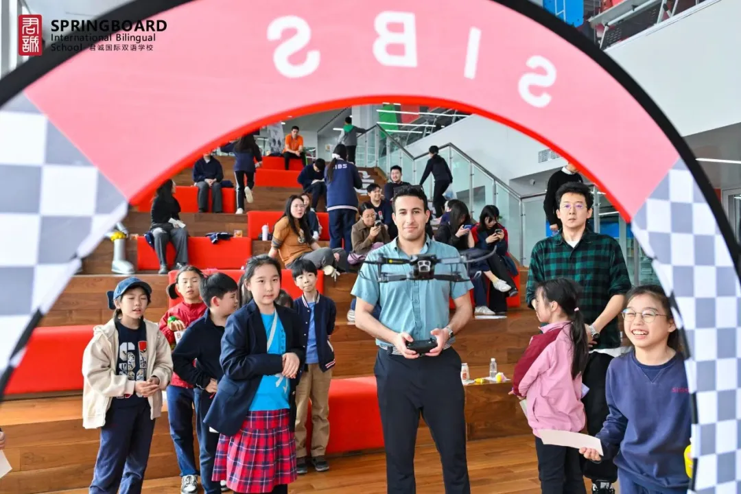 学生们与宇树机器人携手共舞，展示出学生强大编程能力（图 3）