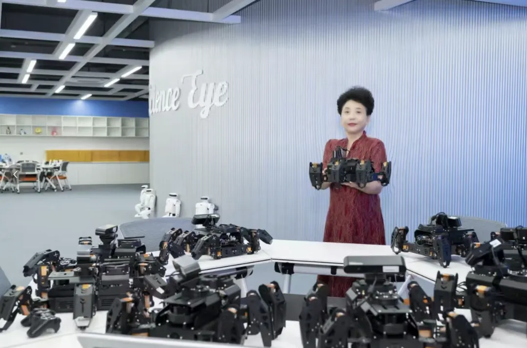 在研讨会的最后,张爱君校长向大家介绍了君诚学校未来三年在科技教育