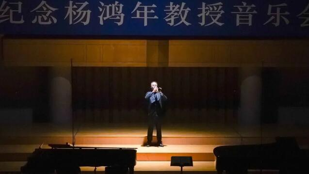 他跟着合唱团在各处演出。陈光老师说他后来慢慢体会到