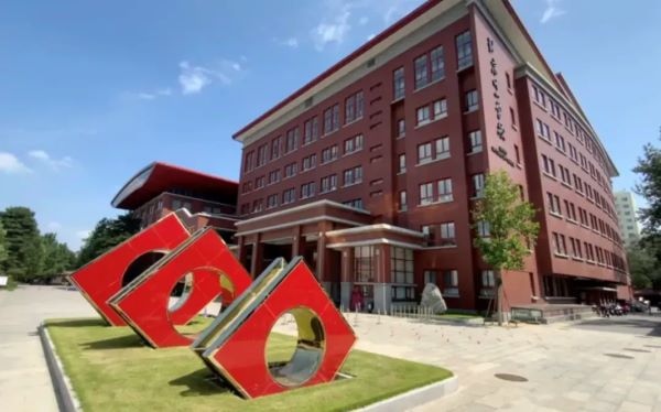 学校致力于培养具有远大抱负、诚挚情感和全方位行动力的学生