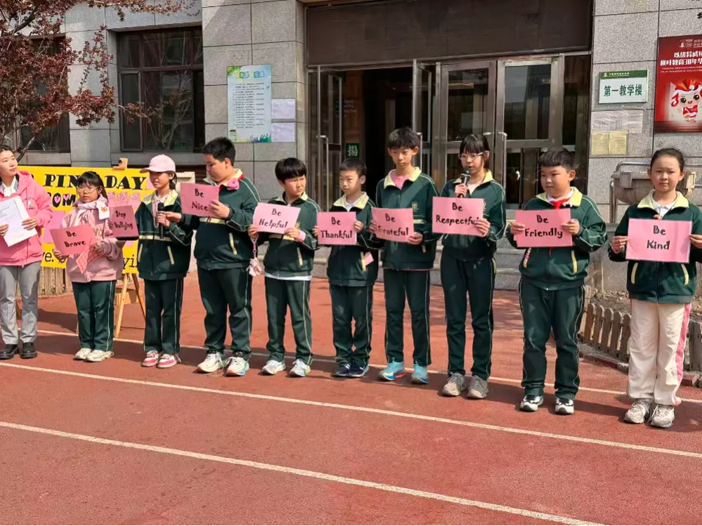 各班代表将写满全班同学心愿与承诺的签名树贴纸