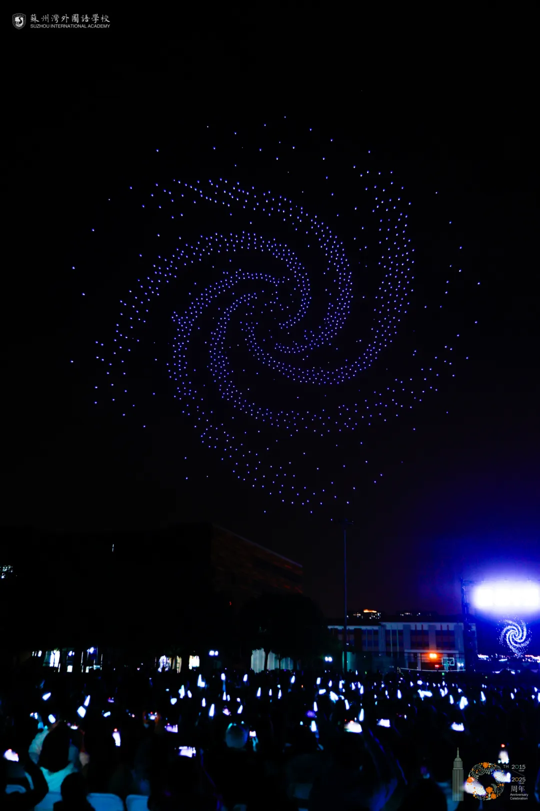 《星辰大海》的副歌回荡在夜空时,上千架无人机腾空而起(图 8)
