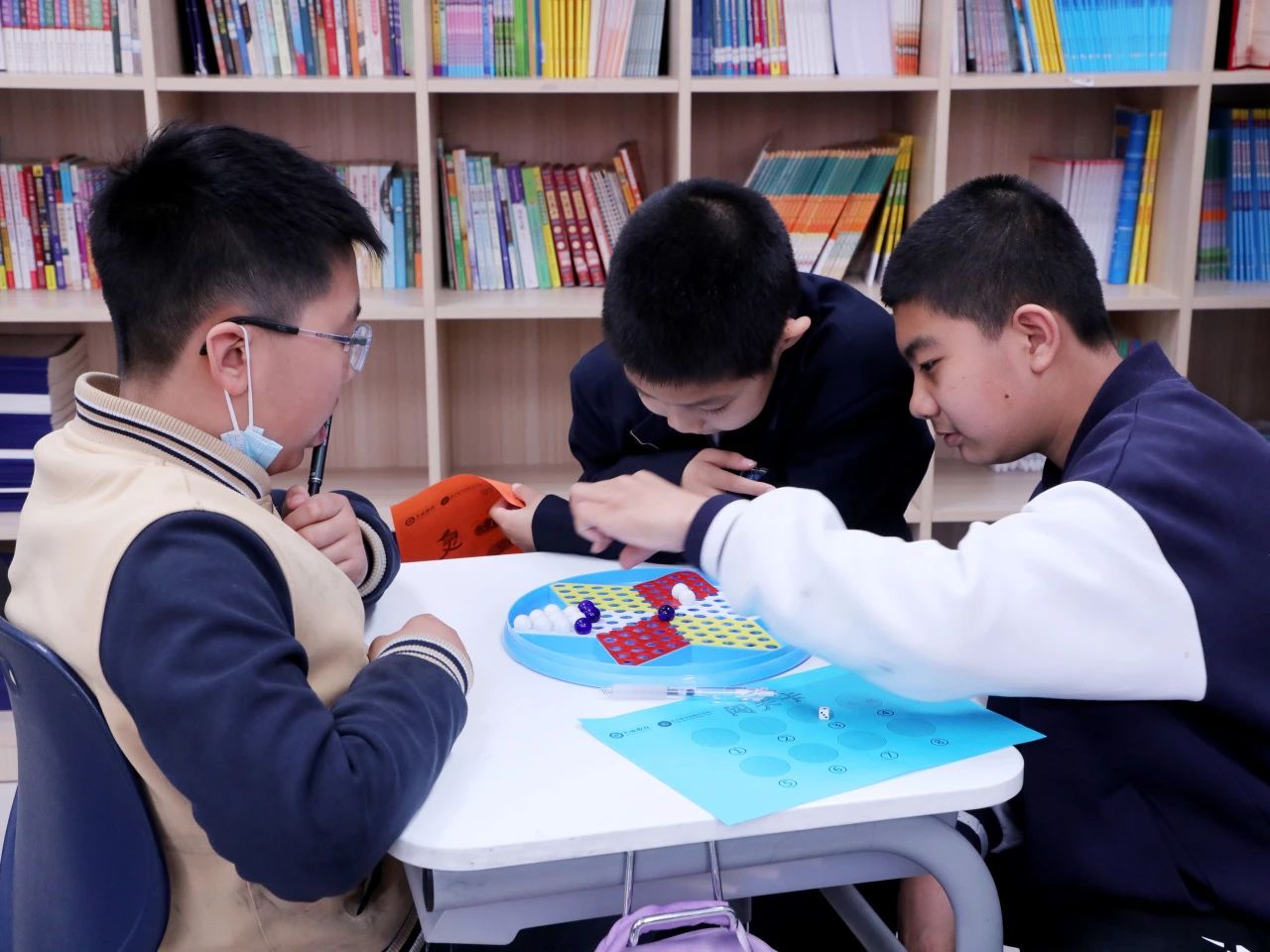五年级的同学们在棋局中畅游,感受着数学的策略与智慧。