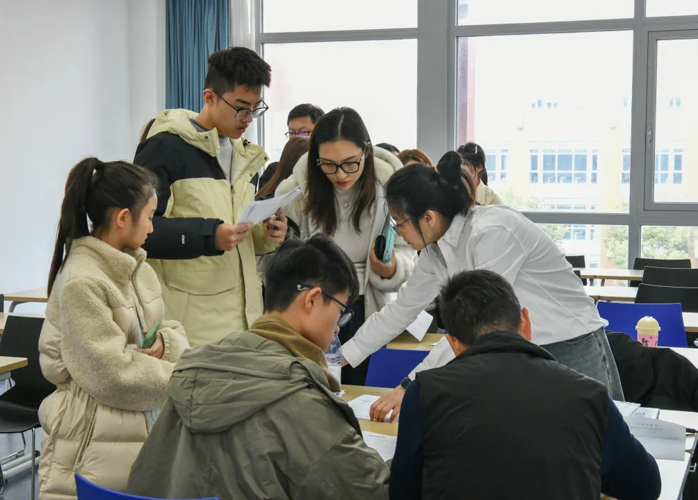 安顿好班级事务,便是温馨的宿舍时光。(图 2)