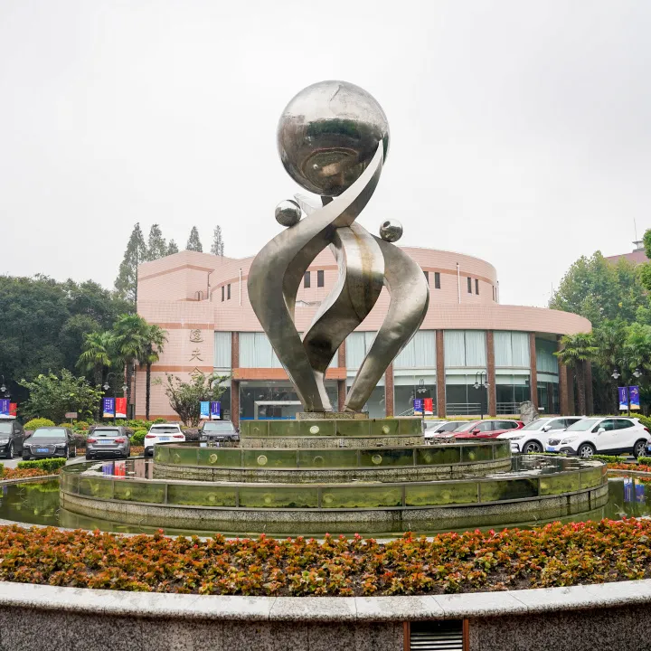 ★ 市中心黄金区位,交通便捷安全学校地处市中心,交通十分方便(图 2)