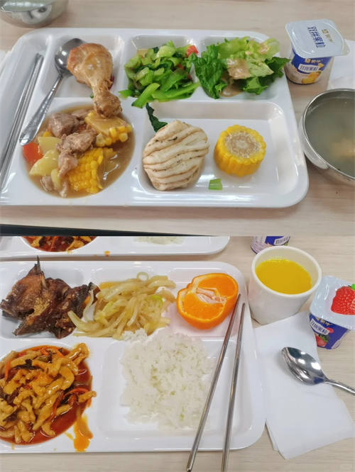 晚餐：相对较为清淡，但同样注重营养搭配，可能会有清蒸鱼