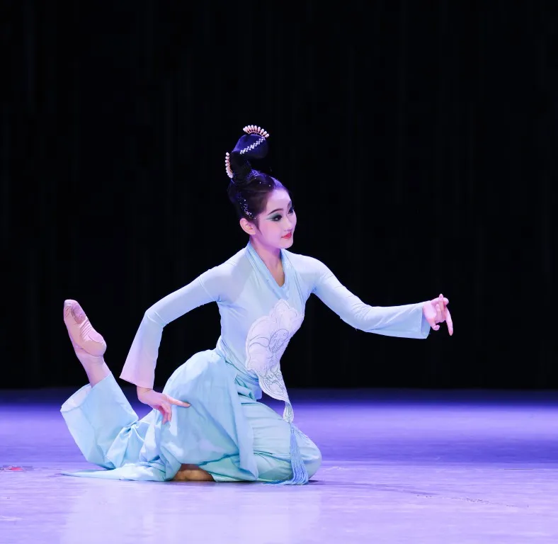 颁奖环节中,颁奖嘉宾依次为获奖选手颁发荣誉证书与精美奖品