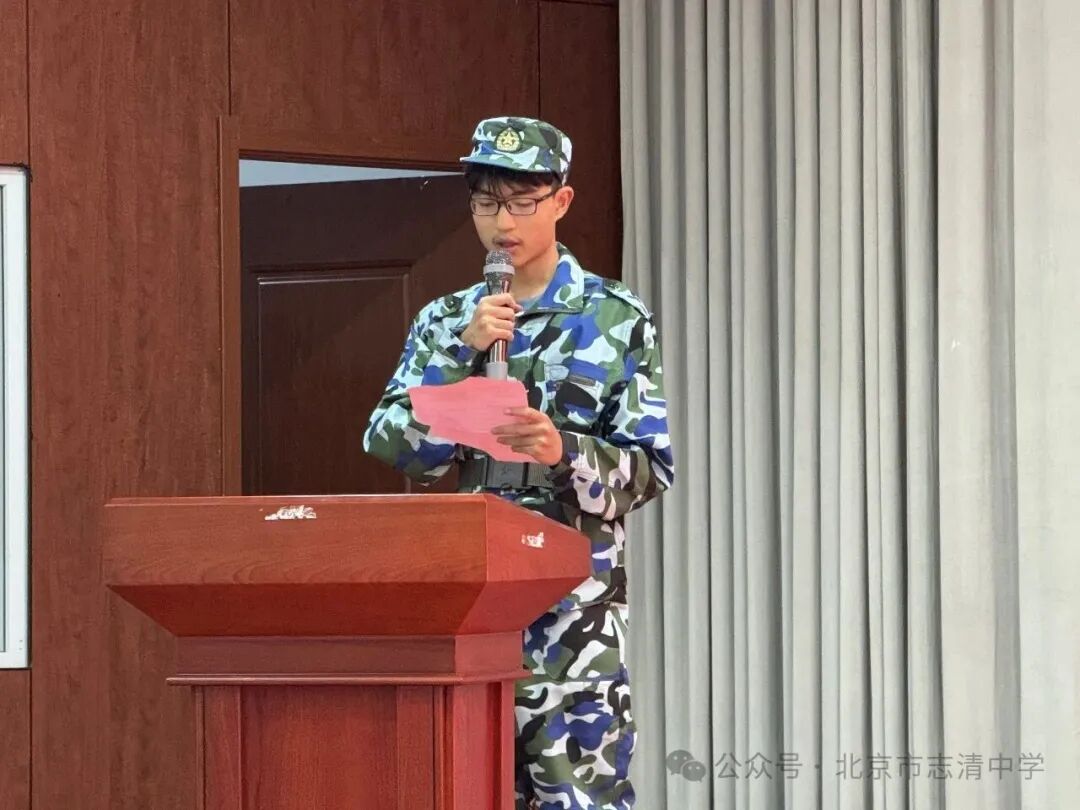 高一(3)班李子宸同学作为学生代表发言,代表全体新生承诺