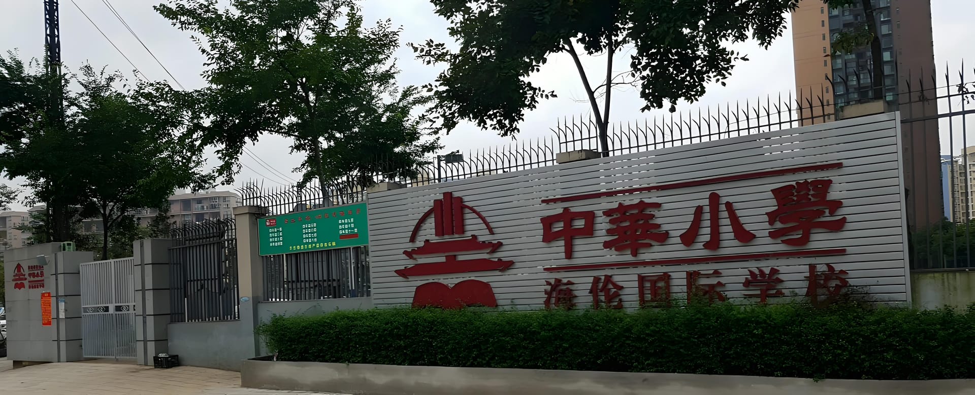 在学校里,最重要的肯定是老师们啦 。