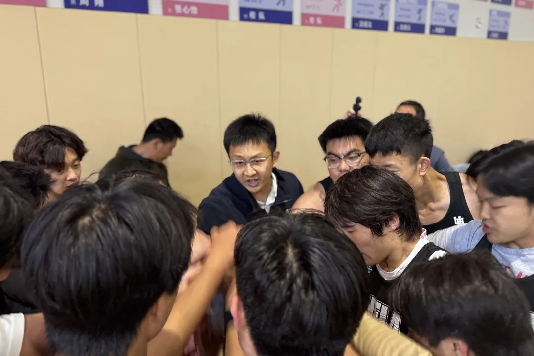本届 南模五十四杯 赛事中,世外中学篮球队员们用实际行动践行了这
