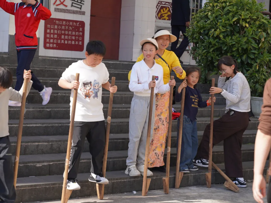 赛场 同频跃动。小小运动会将气氛推向高潮。（图 2）