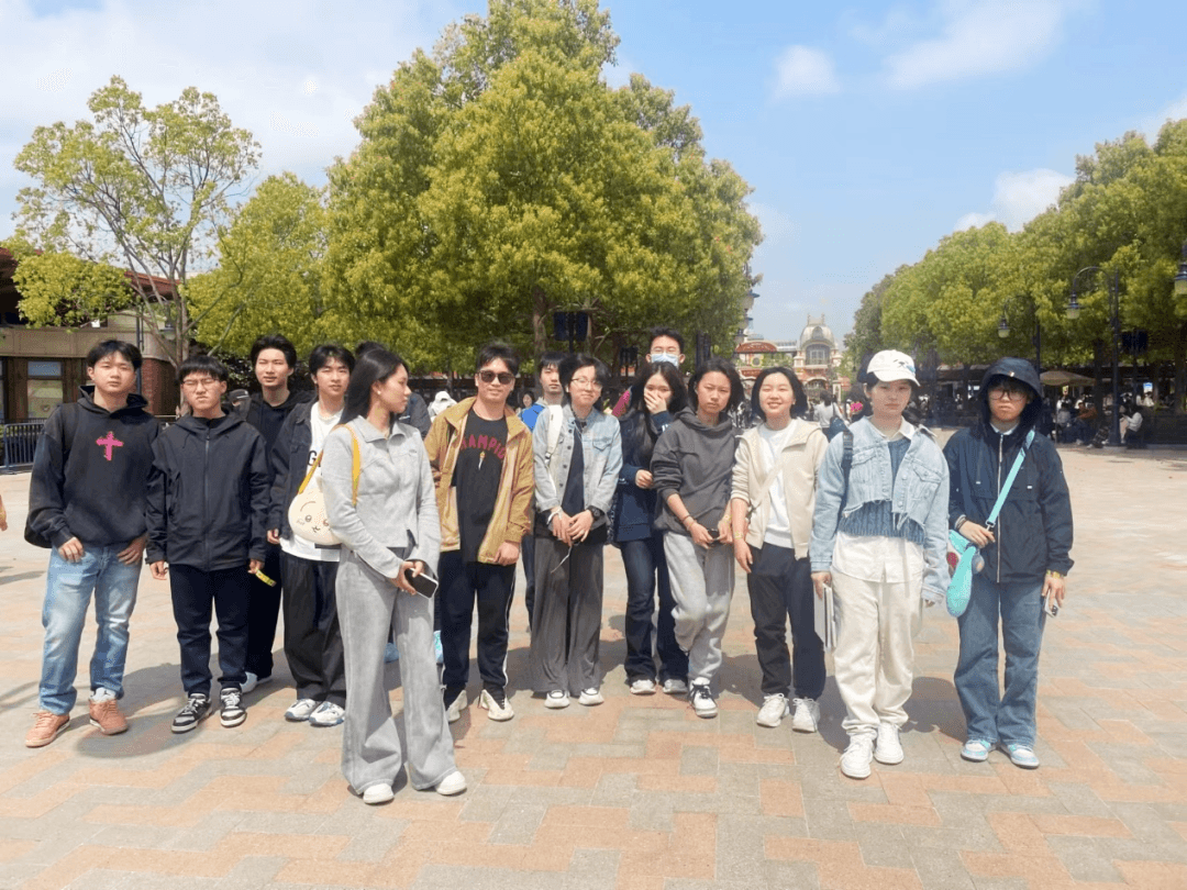 春游迪士尼,仿佛置身于童话世界。色彩缤纷的建筑