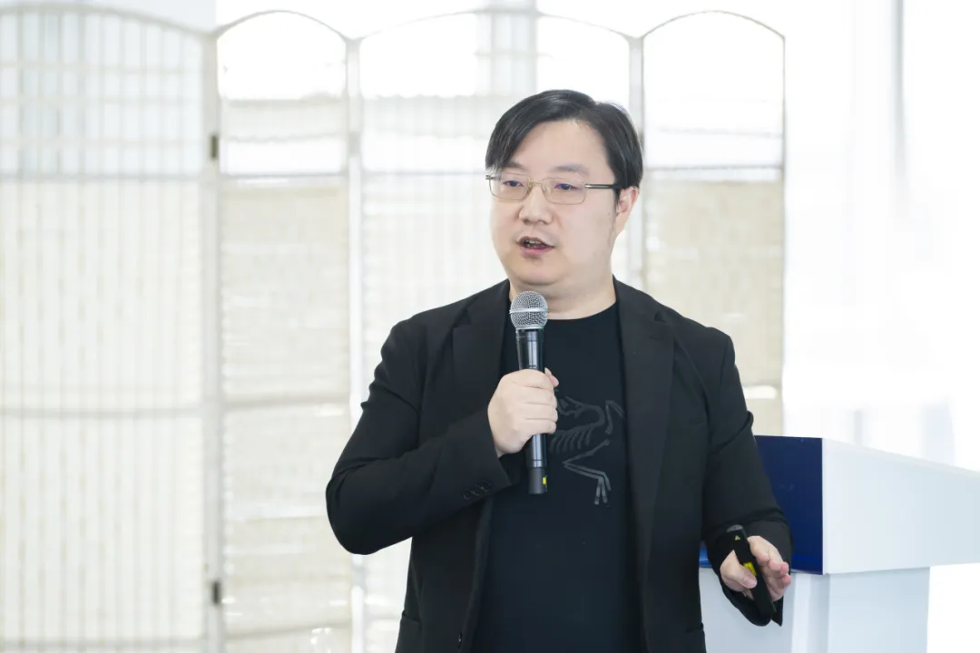 中国人生科学学会国际教育科学专业委员会副理事长,北京市新府学外国语学校联合创始人、校长姚宇堃在分享中展示了新府学教育范式融入人工智能新趋势