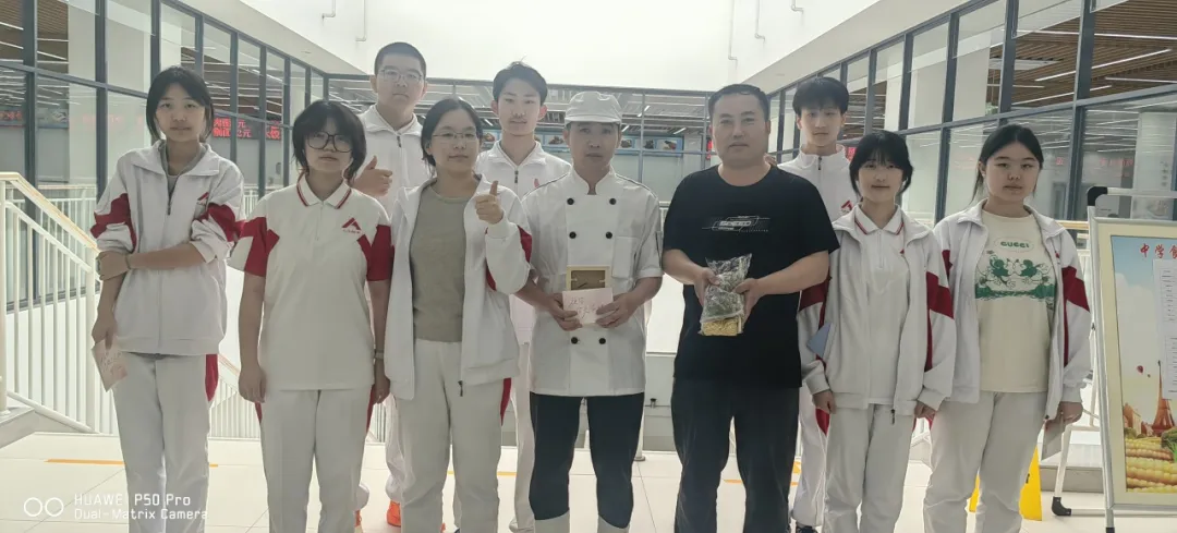 一位参与活动的同学在日记中写道: 以前我总觉得,宿管老师管我们