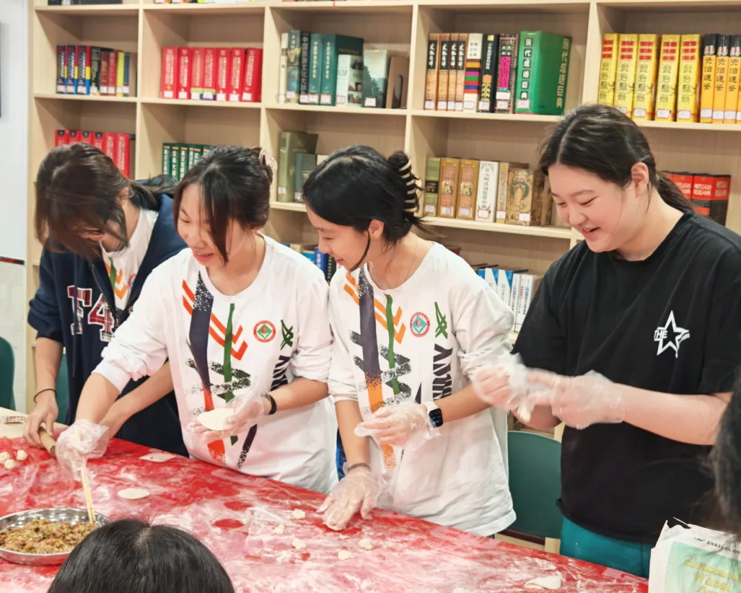 省实越秀国际课程中心的学子们围坐一堂(图 2)
