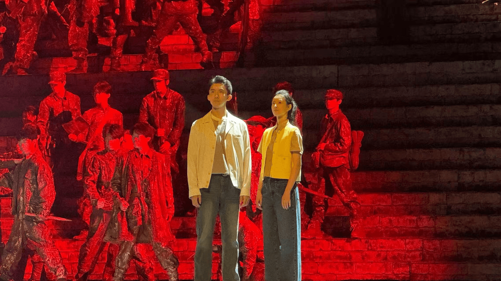 这场文艺晚会主题为 铭记历史、缅怀先烈、珍爱和平、开创未来 (图 2)