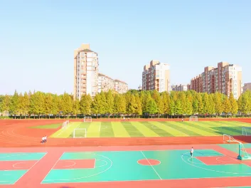 学校为学生提供优良的住宿条件，每4 人一间，配有热水淋浴（图 2）