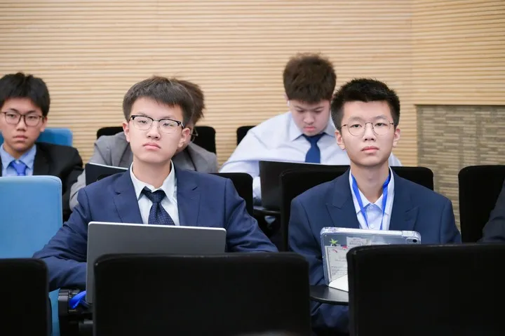 明德格物 的校训传承百年,既强调学术上的格物致知、追求真理