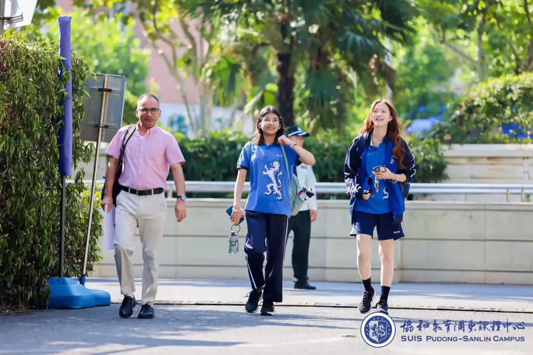 在学长学姐们的热情接待下,新同学们开始渐渐放松(图 2)