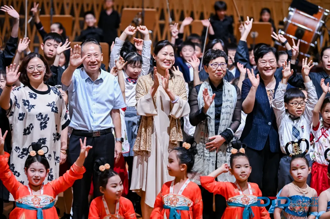 嘉宾莅临现场,与逾千名师生家长共同见证了一场摒弃声光电修饰