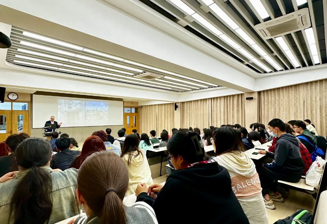同时,维弗 埃利斯教授也为同学们解答了在澳洲教育专业排名第一的蒙