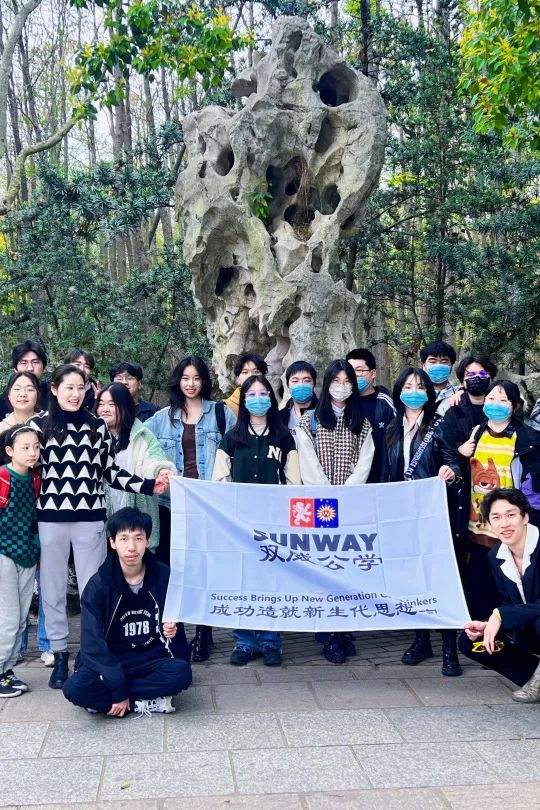 双威公学自2008年在香港成立以来,始终秉承 以学生为本(图 2)
