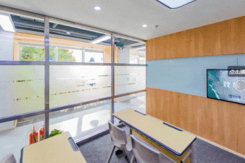 学校环境优美，教学设施配套齐全，开设了多功能学习区（图 3）