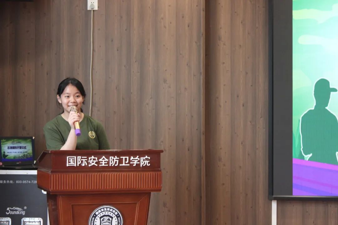 教官以挺拔身姿亮相,清晰阐述纪律要求与日程安排: