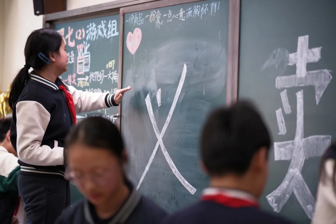 桃源灯暖映春晖，爱心如愿梦启航 ——2026 年世外中学本部爱心义卖活动圆满落幕