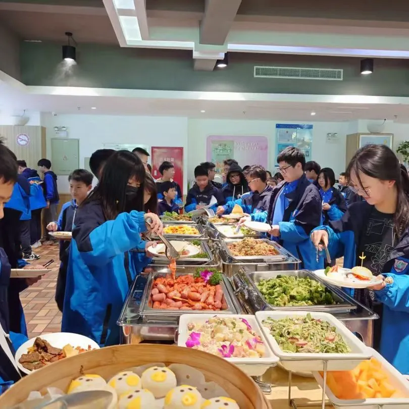 上海新纪元双语学校快乐餐厅的每一餐都秉持膳食 全面、均衡(图 2)