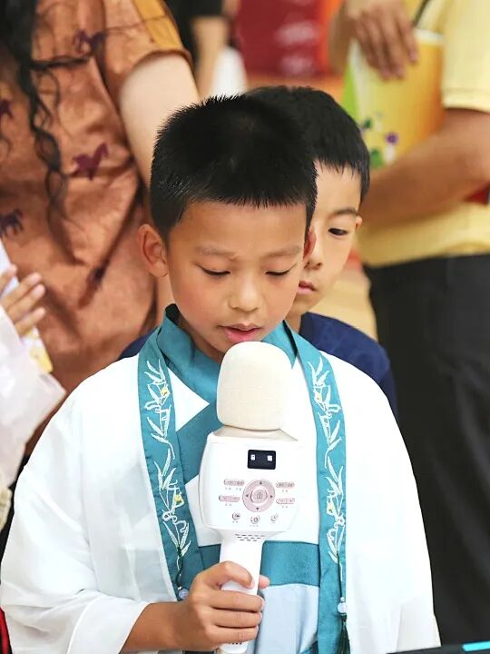 孩子们在笑声中完成了学期成果的检验