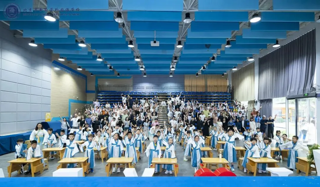 新府学的老师们早早忙碌起来,精心筹备了一场别开生面的选修课集市。(图 2)