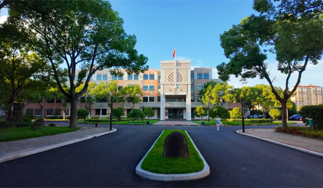 采用 双语结合式教学 ,及四大优势管理,既注重学子的成绩、品德
