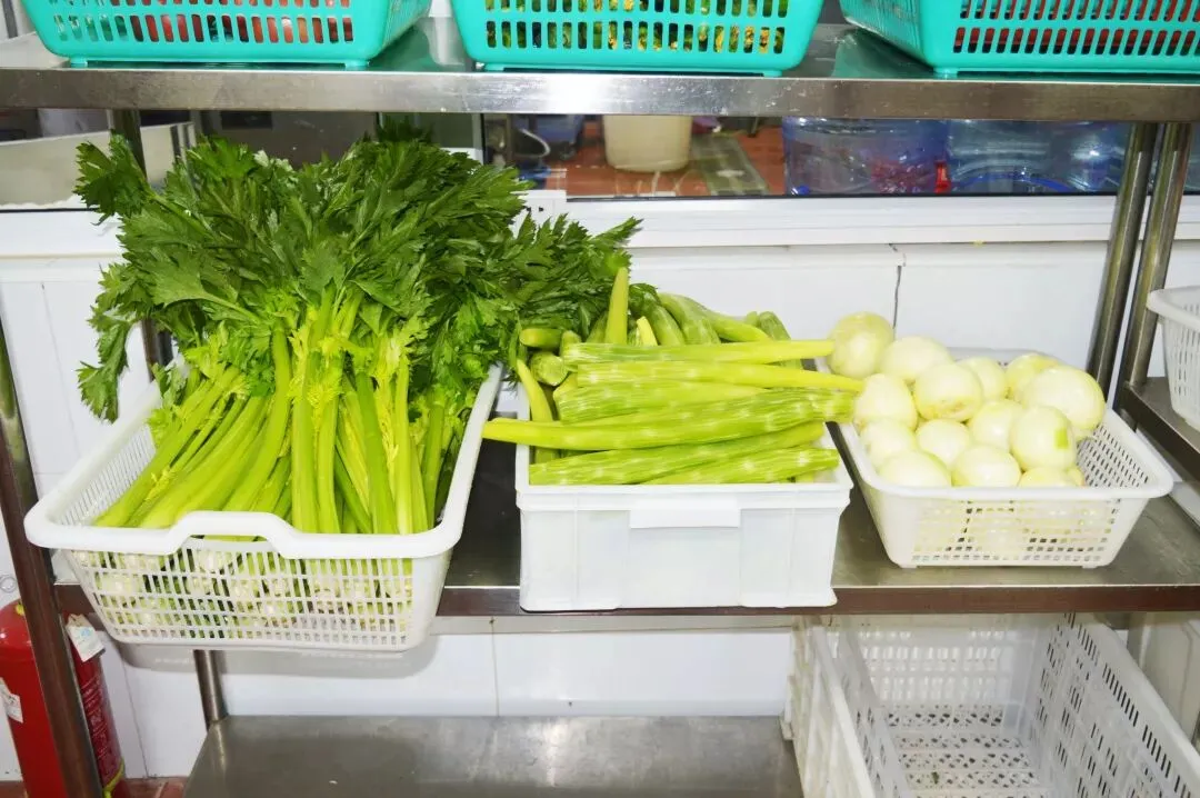 君诚国际双语学校食堂始终以 绿色健康,营养膳食 为原则。(图 2)