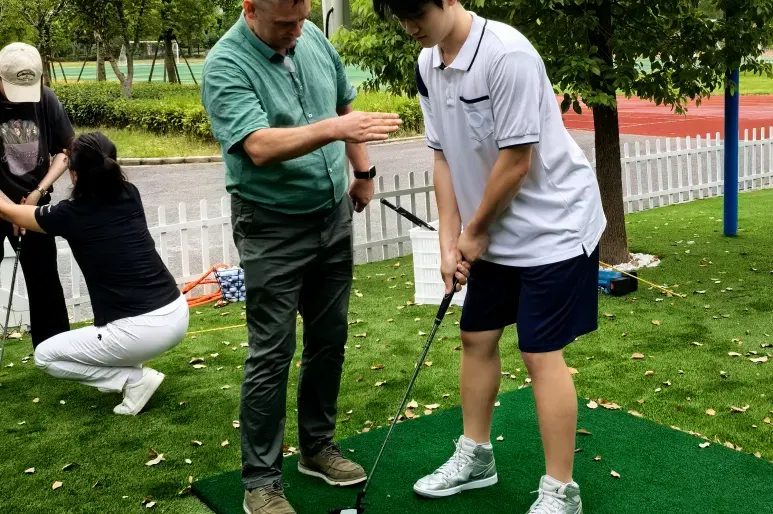 学校与宿舍往返由校车接送。以方便学生上学和放学。(图 7)
